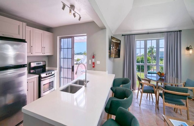 Charming 2BR Cottage with Poolside View