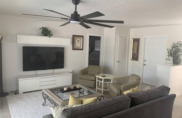 Charming 2BR Pool Home Near Manasota Key
