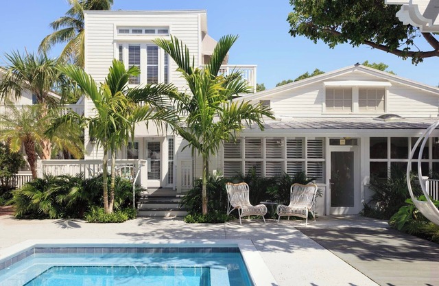 Charming 2BR Stay, Ella’s | Garden Retreat w/Pool Access and Free Breakfast!