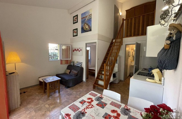 Charming 2BR Villa with Pool, Tennis & BBQ - 200m from Beach, Saint-Cyprien
