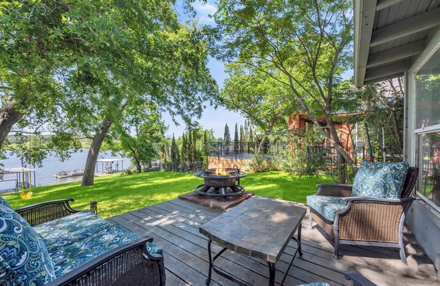 Charming 2BR Waterfront Retreat - Lake LBJ - Boat Dock w/Lift, Fire Pit, Game Table