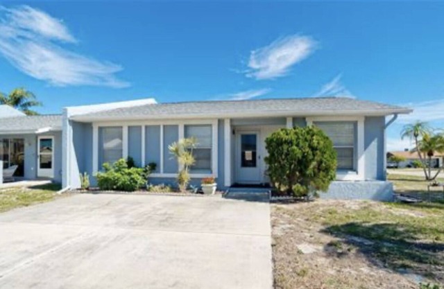 Charming 3 bd 2 ba villa in cool Bradenton. WiFi AC laundry lanai community pool