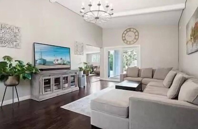 Charming 3 bed/2.5 bath house in Granada hills South