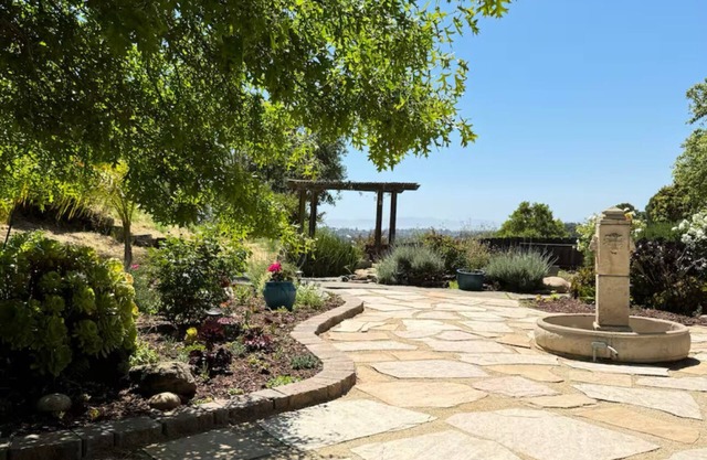 Charming 3 Bed 2 Bath Mountaintop Home w/Ocean View by Napa