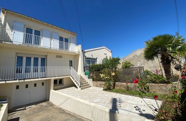 Charming 3-Bed House in Fouras with Garden, Near Beach & Town Center