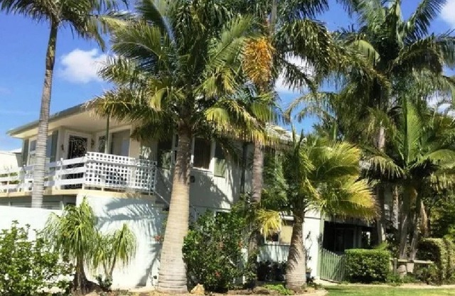 Charming 3-Bed with Water Views Near Beach