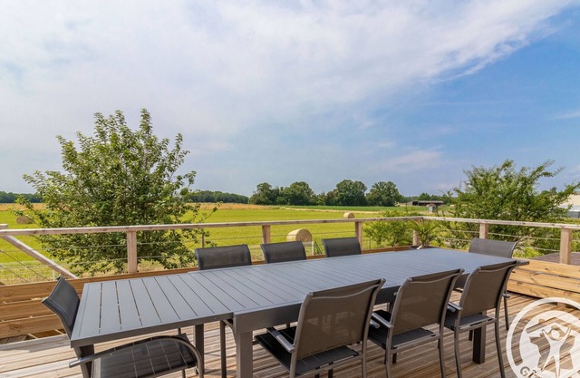 Charming 3-Bedroom Retreat with Terrace, Garage, and Close to Zoo - Perfect for Families and Motorcyclists