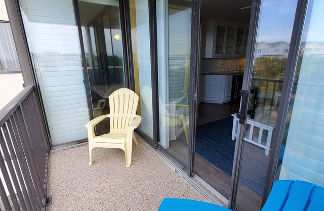 Charming 3-bedroom condo private beach access, 2 pools with fitness room and AC