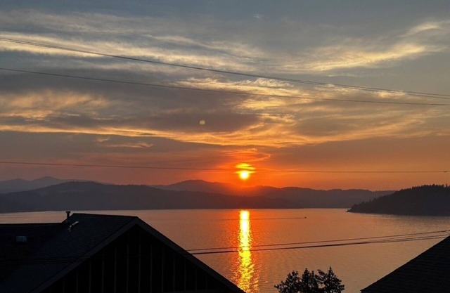 Charming 3-bedroom lake view home in tranquil Coeur d'Alene