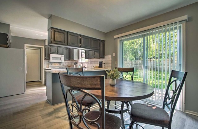 Charming 3-bedroom condo in peaceful Overland Park with AC