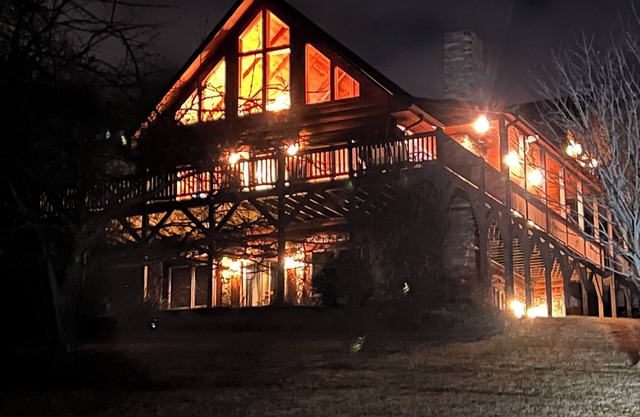 Charming 3-bedroom cabin in Woodlawn with WiFi and AC