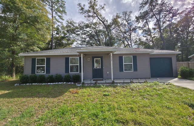 Charming 3-bedroom estate in wonderful Ocala with WiFi, AC, TV, and Work space.