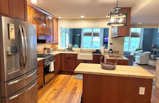 Charming 3-bedroom house with AC, Pool,fire Pit and more in brilliant Montgomery