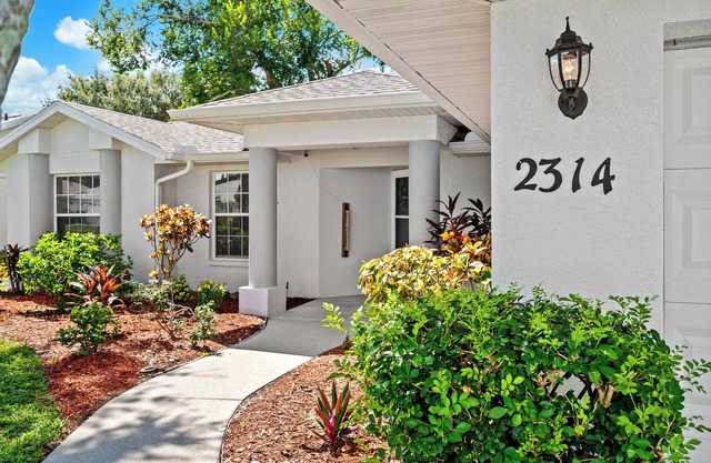 Charming 3-bedroom house in Bradenton Had been remodeled almost everything new.