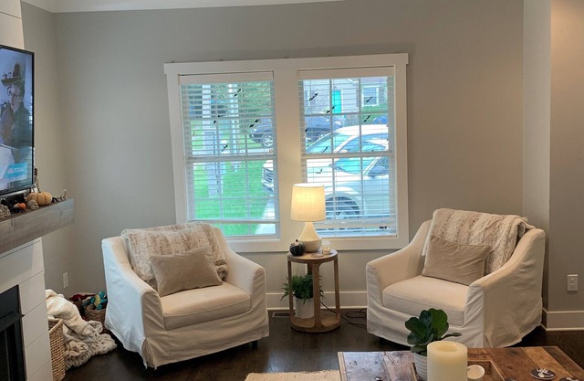 Charming 3 Bedroom House with Screened Porch (12 minute drive to Broadway)