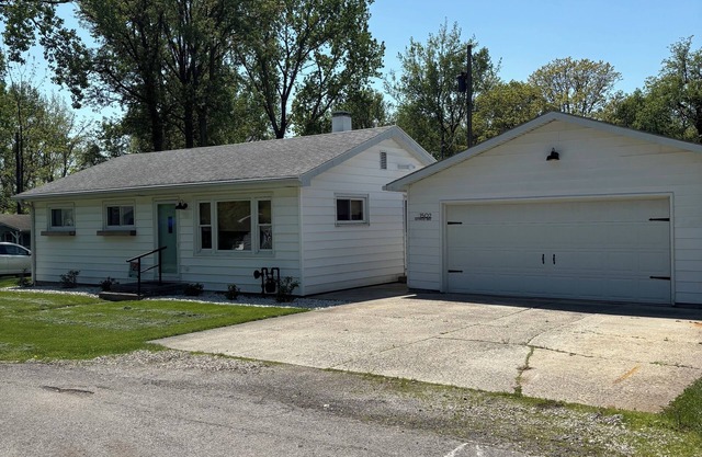Charming 3-bedroom home in Sandusky -Bay View- new deck, close to Cedar Point!