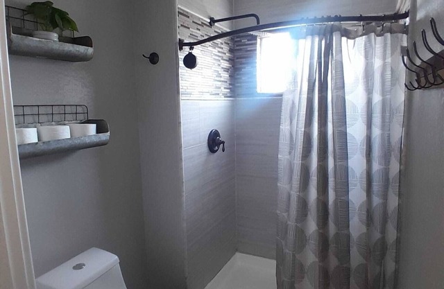 Charming 3-bedroom house in marvelous Petaluma with AC