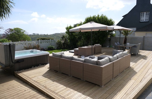 Charming 3-bedroom house with sea view and spa, close to shops and restaurants