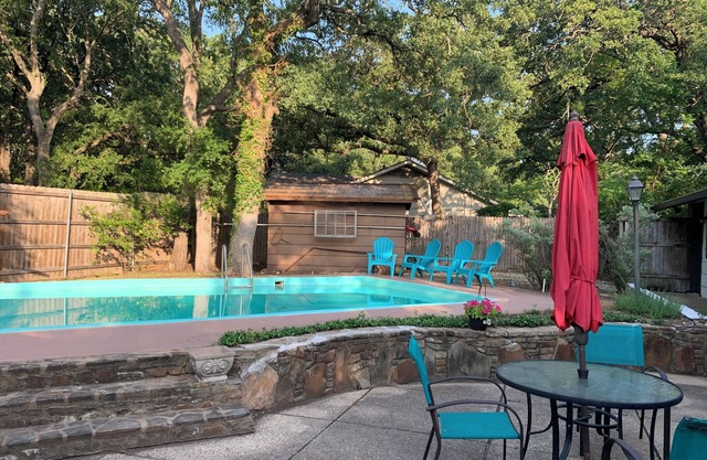 Charming 3-bedroom house with pool in Denton