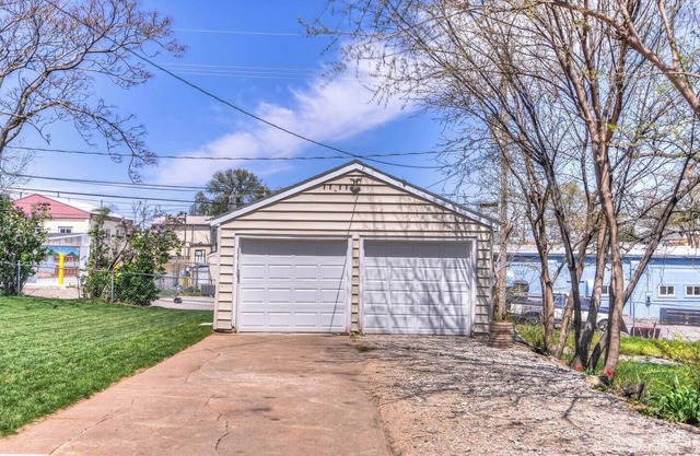 Charming 3-bedroom house in enchanting Omaha with WiFi, AC