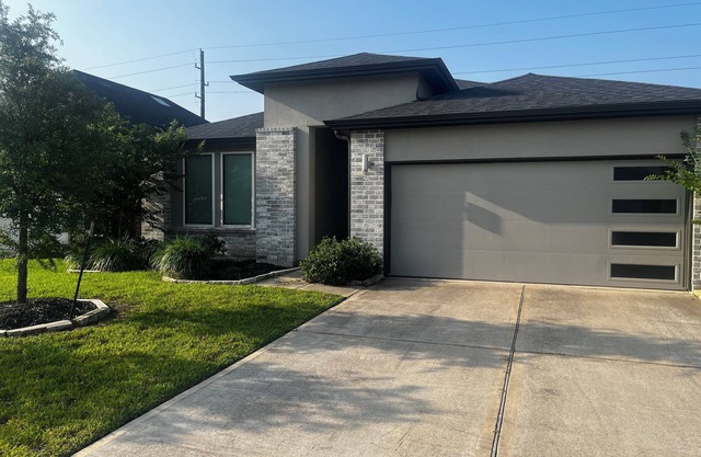 Charming 3-bedroom house with Pool, WiFi and AC in delightful Katy