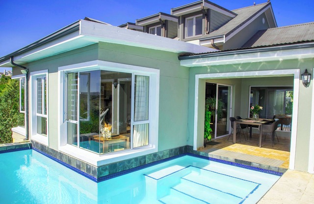 Charming 3-bedroom house with pool in Pezula Golf Estate!