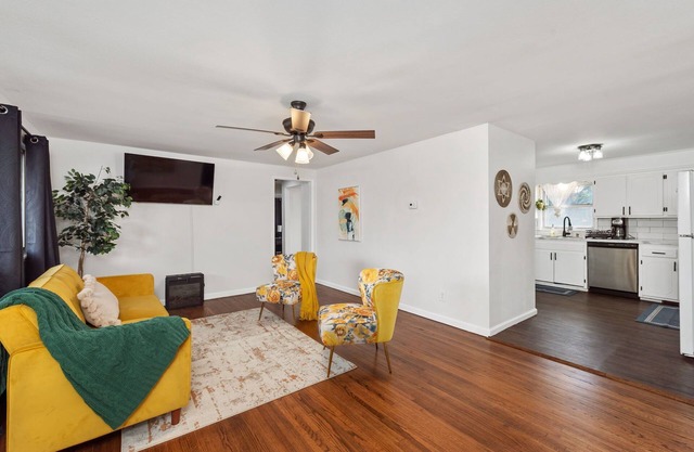 Charming 3-bedroom Midtown house in with WiFi, work space and private parking,