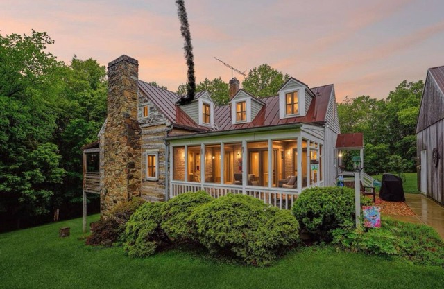 Charming 3-bedroom rebuilt Cabin in Waterford,VA