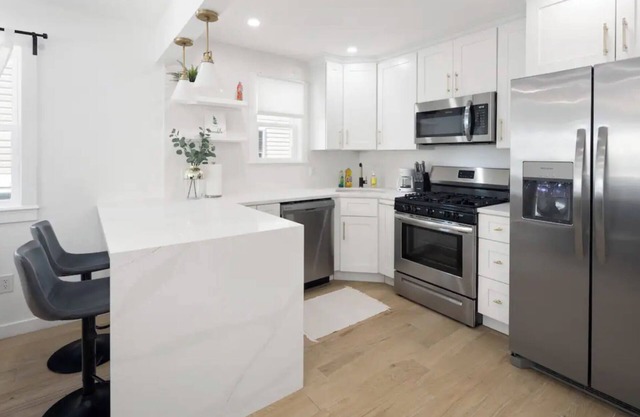 Charming 3-bedroom room in apartment near JFK in terrific Queens
