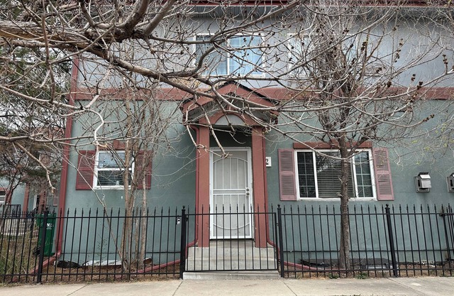 Charming 3-bedroom townhome with WiFi, AC in fabulous central Denver Colorado.