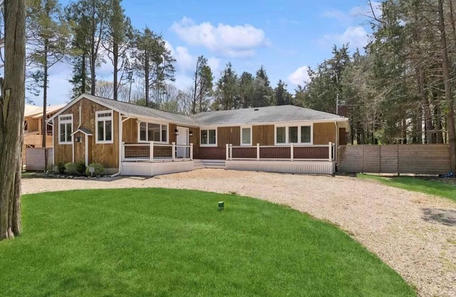 Charming 3-Bedroom East Hampton Retreat with AC, WiFi, and Private Beach Access