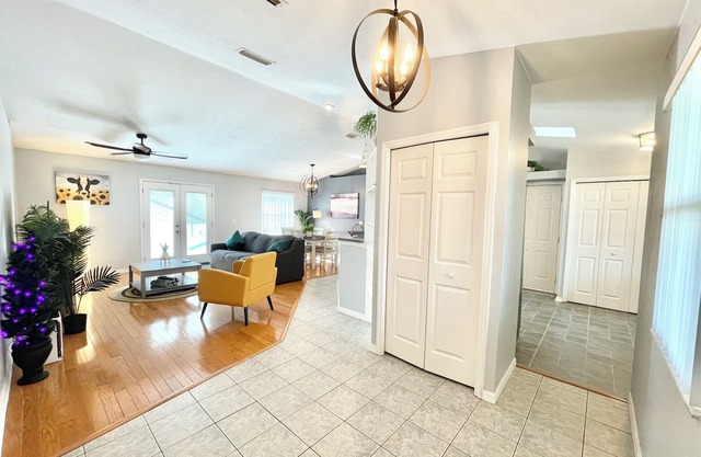 Charming 3-bedroom house with Private Pool and HOT TUB in lovely Gainesville