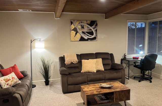 Charming 3-bedroom bungalow in terrific San Lorenzo with AC, WiFi. 3 bed2 bath