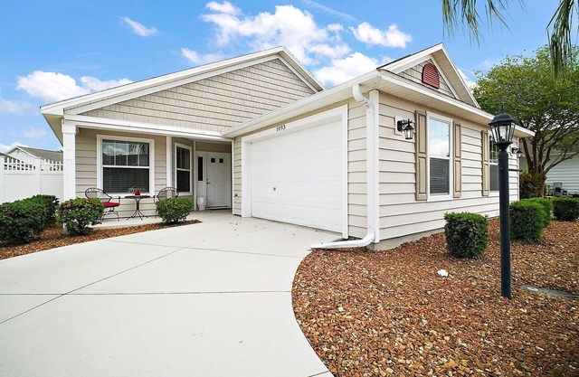 Charming 3-bedroom villa walking distance to Lake Sumter Sq Golf Cart included