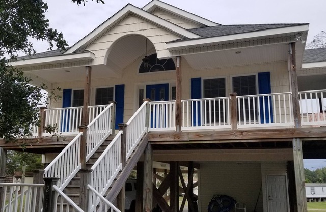 Charming 3-BR cottage with open floor plan, near Surf City Beaches & Marina.