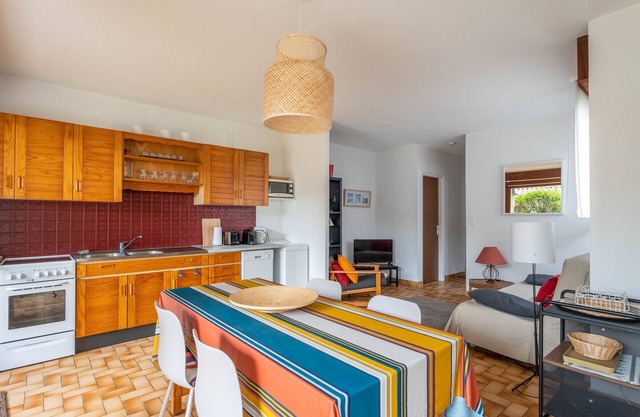 Charming 3-Star House for 6 with Garden, BBQ, and Parking near Forest and Ocean