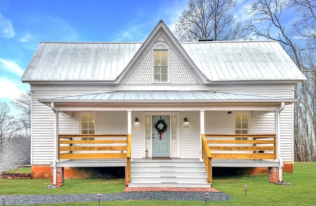 Charming 3bed/2bath 1800s Farmhouse - Just Minutes to Helen & North GA Wineries!
