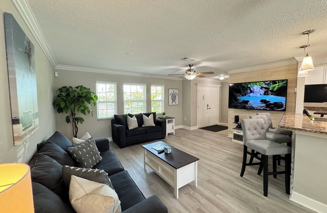 Charming 3BR/2BA Venice center located, screened/heated pool