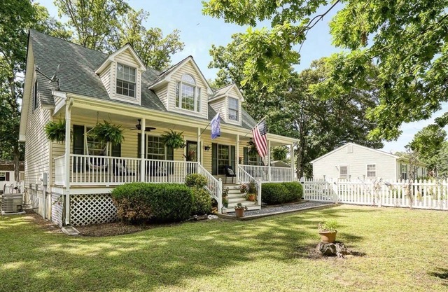Charming 3BR Cottage in Heart of Tilghman Island – Bike everywhere!