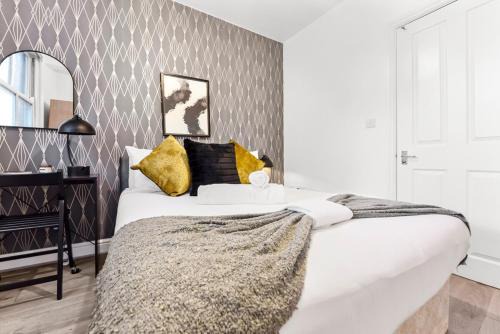 Charming 3BR Flat with Ensuite Master and Balcony