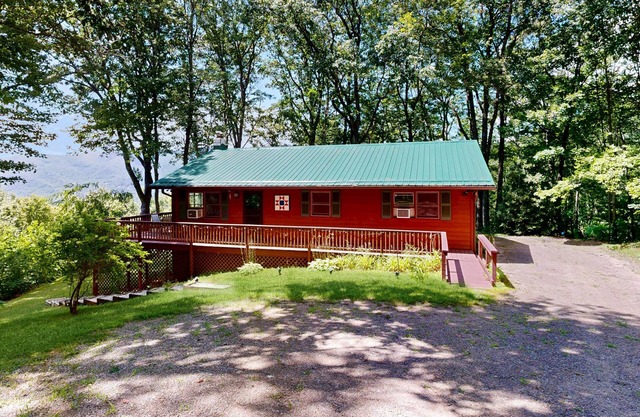 Charming 3BR house with Mountain Views, Full Kitchen, and Dog Friendly