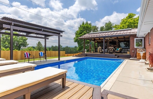 Charming 3BR house with a Pool, Hot Tub, Cool Outdoor Living Space