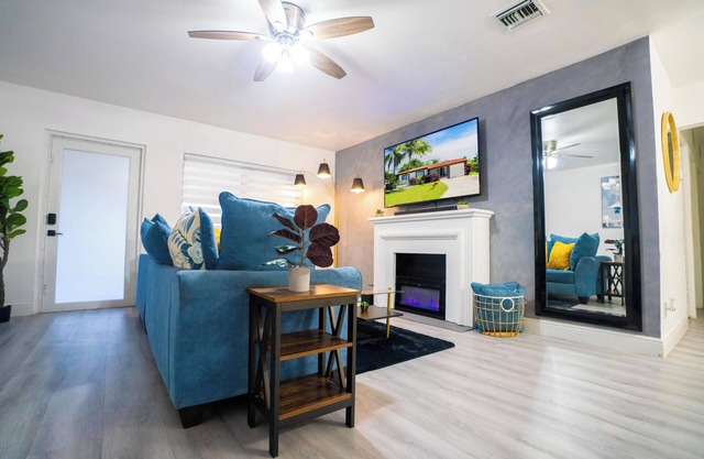 Charming 3BR Miami Home with Stylish Lounge, Coffee Bar & Peaceful Vibes