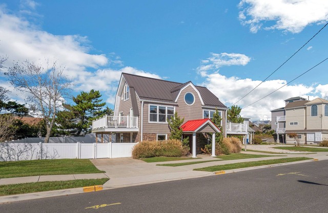 Charming 4-bedroom Beach Cottage with WiFi, AC in Strathmere