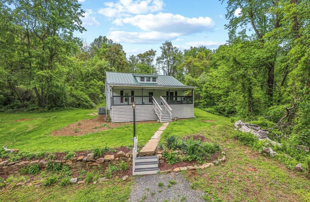 Charming 4-bedroom farmhouse in brilliant Roseland/The Hen House