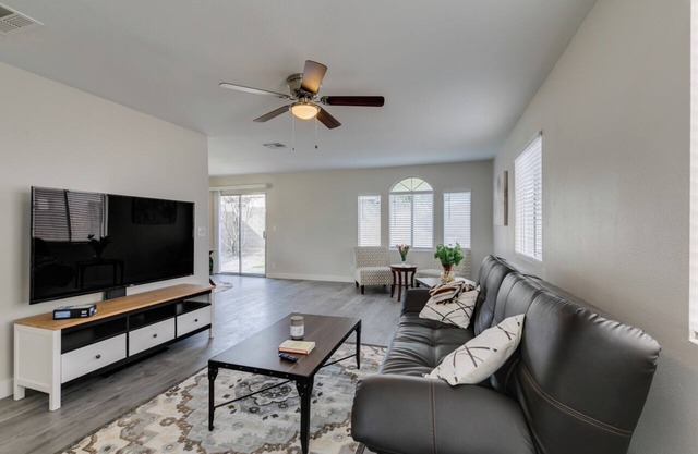 Charming 4-bedroom house with AC, WiFi in lovely Las Vegas