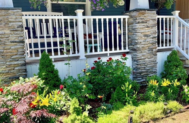 Charming 4-bedroom house sleeps 15 in the wonderful beach town of Ludington!