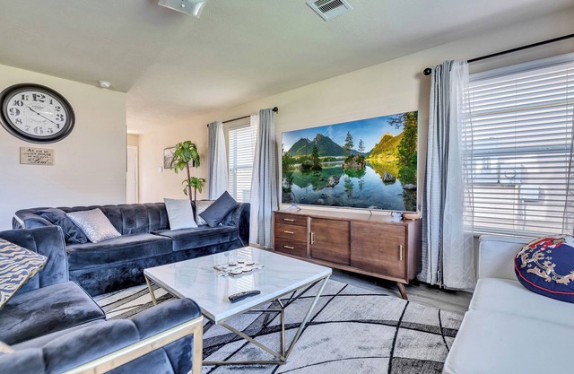 Charming 4-bedroom house in peaceful Houston IAH with AC, WiFi