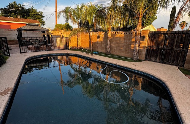 Charming 4-bedroom house in brilliant Tucson with WiFi, AC swimming pool.