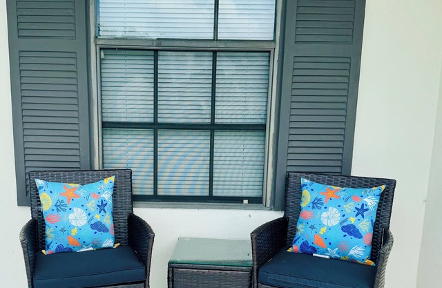 Charming 4-bedroom Pool house with WiFi, king bed, AC in lovely Orlando